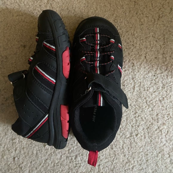 Black and red boy sneaker shoes - Picture 3 of 4